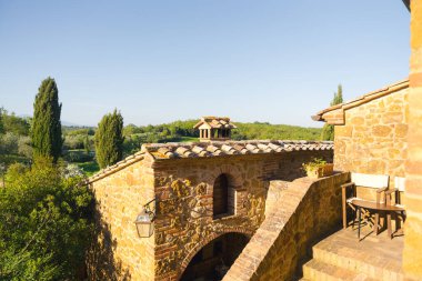 Toskana mimarisi peyzajla sorunsuz bir şekilde harmanlanır ve huzurlu bir kaçış sunar..