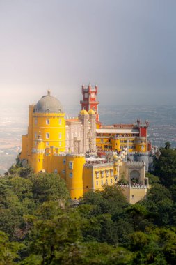 Turistler, Portekiz 'in Sintra kentindeki bir Romantik şato olan Pena Sarayı' nı tarih ve mimari amaçlı keşfe çıktılar.