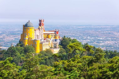 Pena Sarayı, Portekiz, Sintra 'da bir romantik şato, ormanlık bir tepenin üstünde..