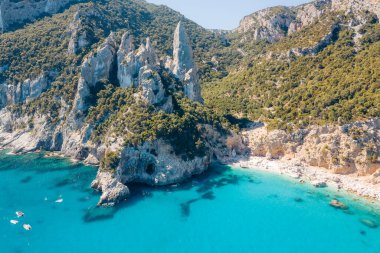 İtalya 'nın Sardinya kentindeki Cala Goloritze plajının hava manzaralı manzarasında turistler manzaranın keyfini çıkarıyorlar..