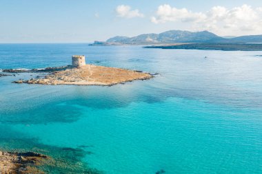 La Pelosa kulesi İtalya 'nın Sardinya kentindeki turkuaz sularının başında nöbet tutuyor..