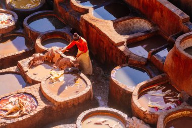 Fez, Fas, 29 Aralık 2024: Bir işçi geleneksel taş varillere deri boyuyor, asırlık bir süreç..