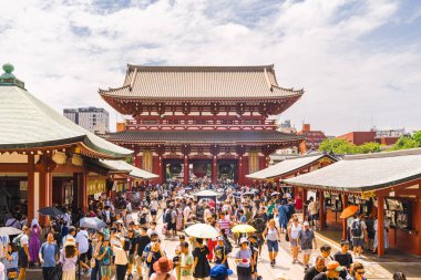 Tokyo, 15 Temmuz 2024: Turist ve yerel halk popüler tarihi bir yer olan Senso-ji Tapınağını ziyaret etti.
