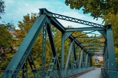 Barselona şehrinde nehir üzerinde köprü