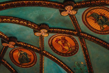 Eski kilisenin içinde.