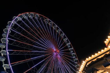 Gece gökyüzünde dönme dolap
