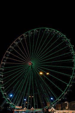 Geceleyin dönme dolap