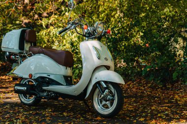 Caddeye park etmiş bir motosikletin yakın plan fotoğrafı.