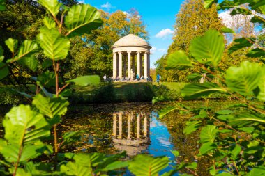 Parktaki güzel bahçe.