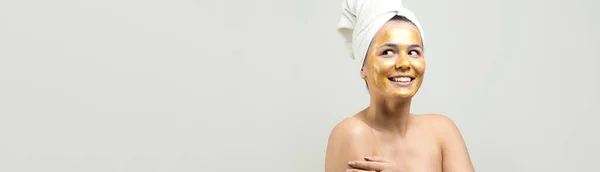 Retrato Beleza Mulher Toalha Branca Cabeça Com Máscara Nutritiva Dourada — Fotografia de Stock