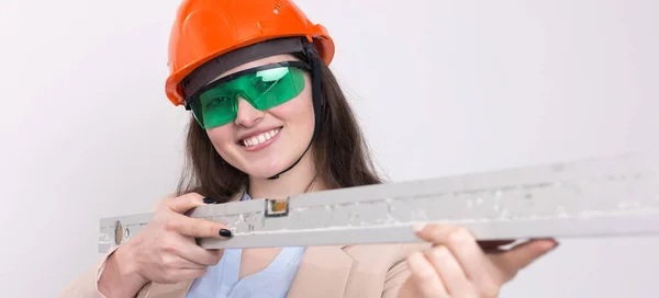 Menina Engenheira Capacete Construção Laranja Com Nível Edifício Suas Mãos — Fotografia de Stock