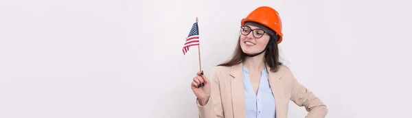 Flicka Bygghjälm Och Amerikansk Flagga Står Glad Vit Bakgrund — Stockfoto