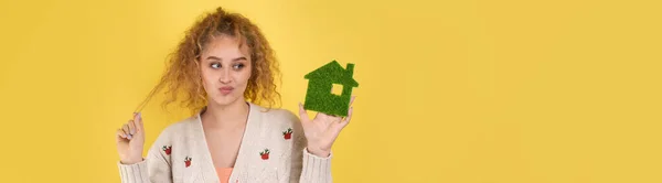 Szczęśliwego Kupca Młoda Dziewczyna Trzyma Rękach Model Zielonego Domu Koncepcja — Zdjęcie stockowe