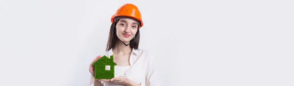 Молодая Девушка Архитектор Строительном Шлеме Демонстрирует Модель Зеленого Дома Продажа — стоковое фото