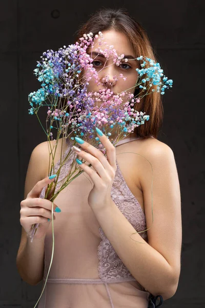 Krásná Sexy Dáma Elegantním Nahém Obleku Drží Květiny Rukou Módní — Stock fotografie