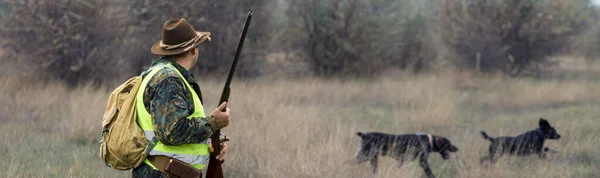 Jagdzeit Herbstsaison Geöffnet Ein Jäger Mit Gewehr Der Hand Jagdkleidung — Stockfoto