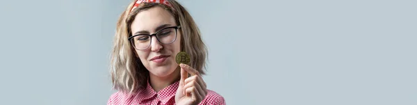 Γυναίκα Κρατώντας Ένα Φυσικό Bitcoin Cryptocurrency Στο Χέρι Της Γκρι — Φωτογραφία Αρχείου