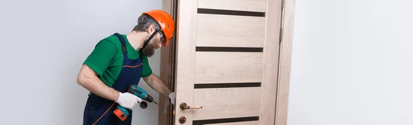 Męski Ślusarz Instaluje Drzwi Mieszkaniu Facet Pracuje Śrubokrętem — Zdjęcie stockowe