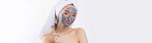 Kvinna Med Grå Lera Kosmetisk Mask Vit Handduk Huvudet Vit — Stockfoto