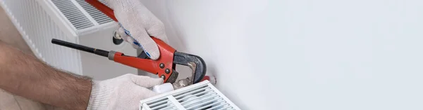 Мужчина Сантехник Устанавливает Радиатор Системе Отопления Квартиры Парень Комбинезоне Гаечный — стоковое фото