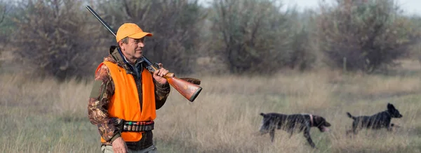 Hunter Άνθρωπος Καμουφλάζ Ένα Όπλο Κατά Διάρκεια Του Κυνηγιού Αναζήτηση — Φωτογραφία Αρχείου