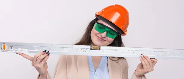 Chica Ingeniera Casco Construcción Naranja Con Nivel Construcción Sus Manos — Foto de Stock