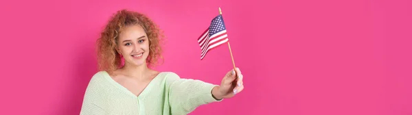 Egy Fiatal Boldog Lány Mosollyal Arcán Egy Amerikai Zászlót Tart — Stock Fotó