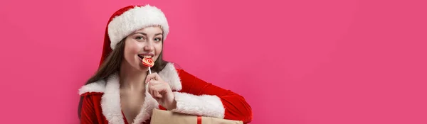 Vacker Ung Kvinna Santa Claus Kostym Mot Den Röda Bakgrunden — Stockfoto