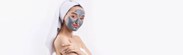 Egy Szürke Agyag Kozmetikai Maszkkal Fehér Törölközővel Fején Fehér Alapon — Stock Fotó