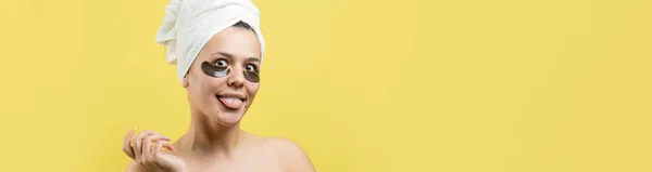Giovane Bella Ragazza Asciugamano Bianco Sulla Sua Testa Indossa Patch — Foto Stock