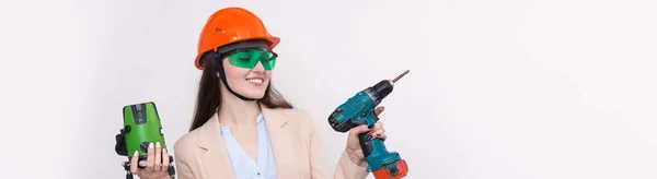 Ein Mädchen Mit Orangefarbenem Helm Und Laserwaage Den Händen Auf — Stockfoto