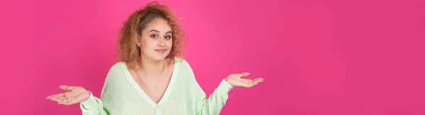 Close Retrato Atraente Menina Maravilhada Notícias Reação Isolada Sobre Fundo — Fotografia de Stock