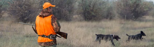 Avlanırken Vahşi Kuşları Hayvanlarını Arayan Kamuflajlı Silahlı Bir Avcı — Stok fotoğraf