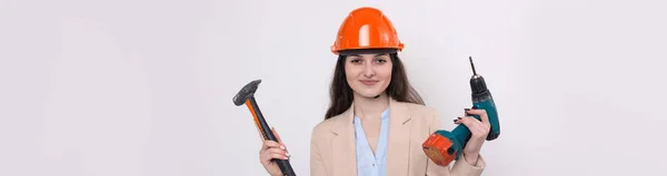 Γυναίκα Μηχανικός Πορτοκαλί Κράνος Κατσαβίδι Και Σφυρί Λευκό Φόντο — Φωτογραφία Αρχείου