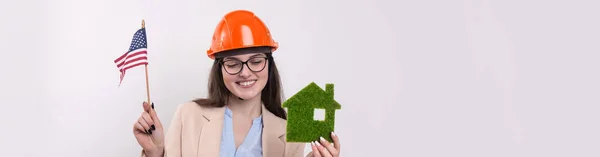 Dívka Stavební Helmě Americká Vlajka Drží Zelený Ekologický Dům — Stock fotografie