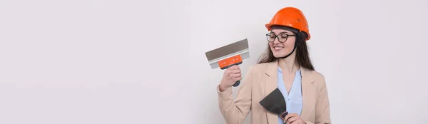 Dívka Inženýr Oranžové Stavební Přilba Omítkou Malířské Nástroje Rukou Bílém — Stock fotografie