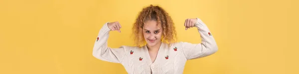 Mutlu Genç Kız Sevinçle Yumruğunu Kaldırıyor Başarılı Zafer Işaretleri — Stok fotoğraf