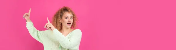 Młoda Dziewczyna Kręconymi Włosami Wskazuje Gestem Tle Studia — Zdjęcie stockowe