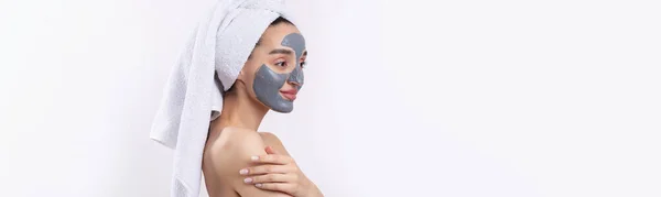 Una Mujer Con Una Máscara Cosmética Arcilla Gris Una Toalla —  Fotos de Stock