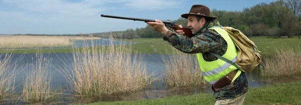 Hombre Cazador Camuflaje Con Arma Durante Caza Busca Aves Silvestres —  Fotos de Stock