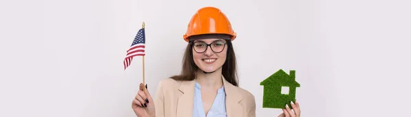 Dívka Stavební Helmě Americká Vlajka Drží Zelený Ekologický Dům — Stock fotografie