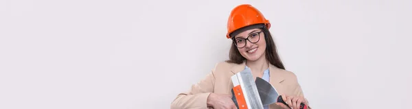 Dívka Inženýr Oranžové Stavební Přilba Omítkou Malířské Nástroje Rukou Bílém — Stock fotografie