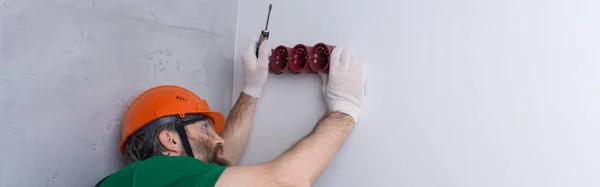 Een Elektricien Installeert Stopcontacten Het Appartement Een Man Met Een — Stockfoto