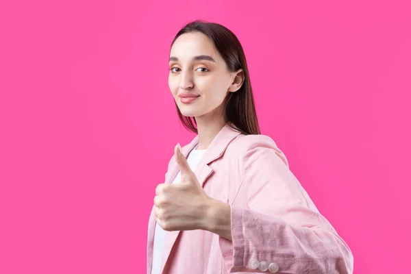 Szczęśliwa Młoda Kaukaska Kobieta Różowej Kurtce Podnosząca Kciuk Uśmiechająca Się — Zdjęcie stockowe