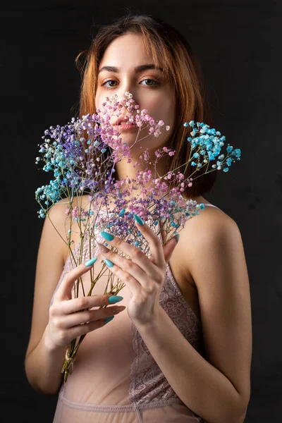 Eine Schöne Sexy Dame Einem Eleganten Nackten Body Hält Blumen — Stockfoto