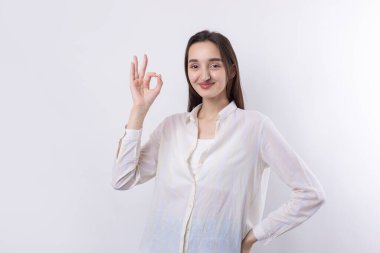 Gülümseyen kız el kol hareketi yapıyor.