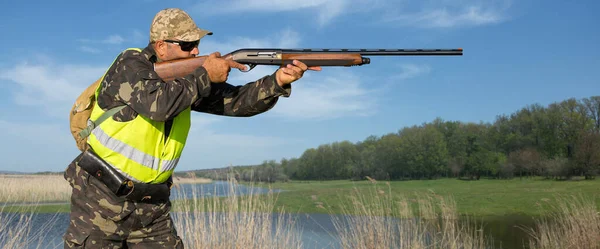 野生の鳥やゲームを求めて狩り中に銃でカモフラージュのハンター男 — ストック写真