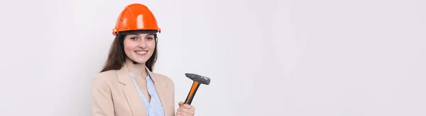 Chica Ingeniera Casco Construcción Naranja Con Martillo Sobre Fondo Blanco — Foto de Stock