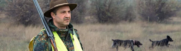 Hunter Man Camouflage Met Een Pistool Tijdens Jacht Zoek Naar — Stockfoto