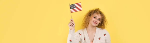 Молода Щаслива Дівчина Посмішкою Обличчі Тримає Американський Прапор Своїх Руках — стокове фото